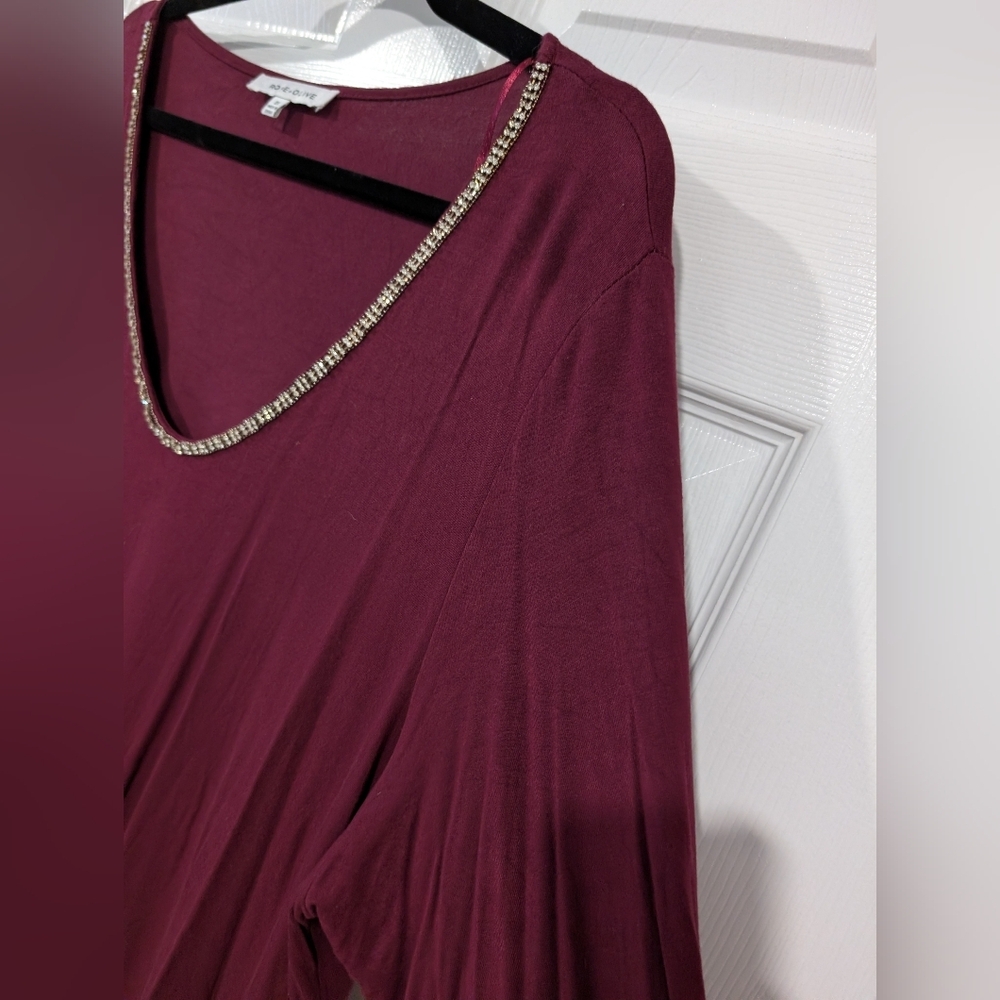 Rose + Olive Burgundy V-Neck w/ Rhinestone Trim 3/4 Sleeve Tunic in Size 2X - Picture 6 of 11